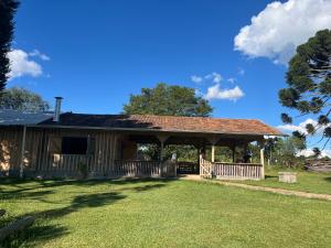 a house with a gazebo in a yard at Galpão, Pousada Paraíso do Arruda in Lages