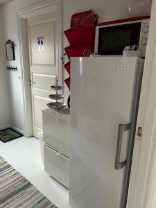 eine Küche mit einem weißen Kühlschrank in einem Zimmer in der Unterkunft Blomsterhaven in Glesborg