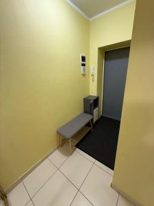 a waiting room with a bench and a door at Tallinn Randla 14 in Tallinn