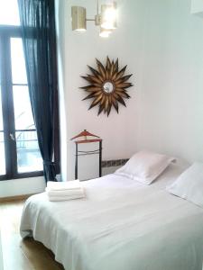 - une chambre avec un lit et un miroir mural dans l'établissement Apartment Paris 1° centre - Louvre, à Paris