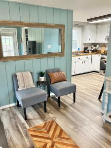 a living room with two chairs and a mirror at Salt Creek Cabin in Chillicothe +12 photos