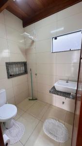 a bathroom with a toilet and a sink at loft - studio excelente localização! in São Félix do Xingu +18 photos