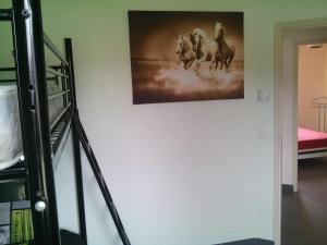 ein Bild von drei Pferden an einer Wand in der Unterkunft villa lou miquéou in Lit-et-Mixe