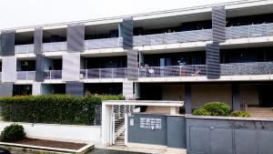 ein Wohnhaus, auf dessen Balkon Menschen stehen in der Unterkunft Paper House in Rom