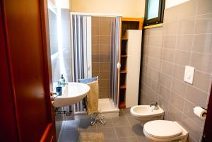 ein Badezimmer mit Toilette und Waschbecken in der Unterkunft Paper House in Rom + 37 Fotos