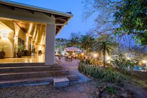 ein Haus mit einer Veranda und einer Terrasse in der Unterkunft Abangane Guest Lodge in Hazyview