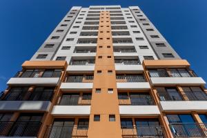 a tall apartment building against a blue sky at Lindo e moderno próximo ao Expo Center Norte in São Paulo