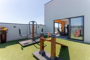a fitness room with a gym with a treadmill at Lindo e moderno próximo ao Expo Center Norte in São Paulo
