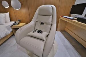 a white chair in a room with a desk at 통영 하운드호텔 죽림점 in Naejuk-to