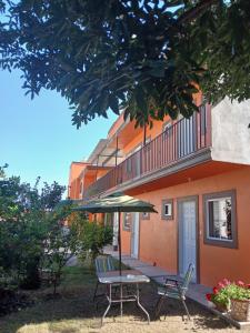 Ein Tisch, Stühle und ein Sonnenschirm vor einem Gebäude in der Unterkunft Casa Solares in Atlixco