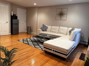 ein Wohnzimmer mit einem weißen Sofa und einem Tisch in der Unterkunft Premium Private Suite with Parking and Workspace in South Windsor