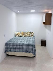 a bedroom with a bed in a white wall at The Brooklyn One in Salvador