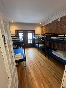 a room with a bunch of bunk beds at Auberge Le Treehouse in Montreal