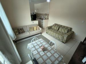 a small living room with a couch and a table at Casa e Mar Apto aconchegante perto da praia com estacionamento in São Pedro da Aldeia