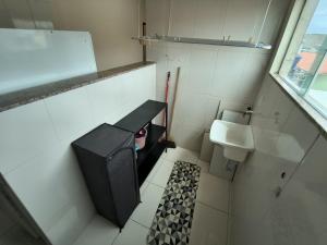 a small bathroom with a sink and a toilet at Casa e Mar Apto aconchegante perto da praia com estacionamento in São Pedro da Aldeia