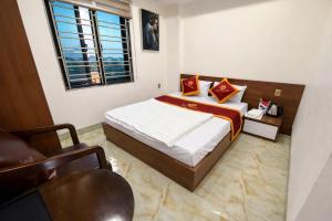 a small bedroom with a bed and a window at SanTran Hotel and Spa in Hai Phong