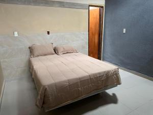 a small bed in a room with a wall at Complejo Residencial Las Lomitas in San Lorenzo de la Frontera