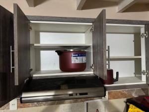 a cabinet with a pot in it in a kitchen at Complejo Residencial Las Lomitas in San Lorenzo de la Frontera