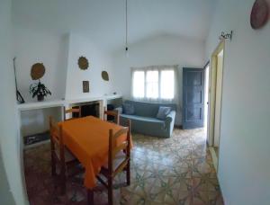 a living room with a table and a blue couch at Casa playera 2 dormitorios in La Paloma
