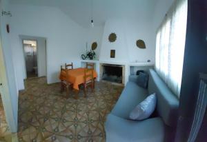 a living room with a blue couch and a table at Casa playera 2 dormitorios in La Paloma
