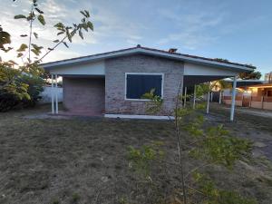 a small house with a window in a yard at Casa playera 2 dormitorios in La Paloma