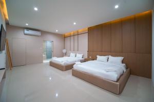 a bedroom with two beds in a room at Villa LaMoon in Sattahip