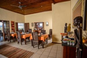Ресторант или друго място за хранене в Abangane Guest Lodge