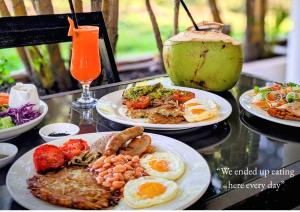 ein Tisch mit Tellern mit Frühstücksspeisen in der Unterkunft Bohemiaz Resort and Spa Kampot in Kampot + 73 Fotos