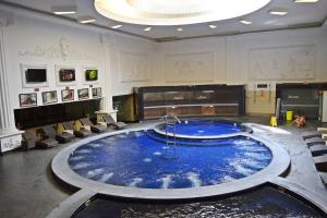 a large jacuzzi tub in a large room at Grand Elite Hotel Pekanbaru in Pekanbaru
