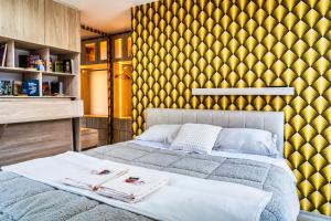 a bedroom with a bed and a yellow wall at El Camino De Diego in Otavalo