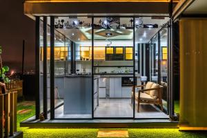 a glass house with a kitchen and a living room at El Camino De Diego in Otavalo
