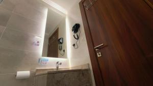 a bathroom with a sink and a mirror at فندق الروضة المتحدة Hotel AL Rawdah United in Al Khansāk +33 photos