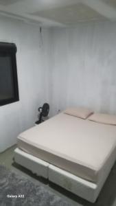 ein Schlafzimmer mit zwei Betten in einem Zimmer in der Unterkunft Casa do Steve in Florianópolis + 5 Fotos