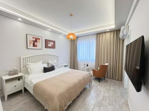 a bedroom with a bed and a tv in it at Yuexi, Nordic style, Shanghai Railway Station, Changshou Road subway, cooking, big bathtub, family outing, Disney, the Bund, Nanjing Road Walkway, Hongshoufang in Shanghai