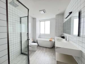 a bathroom with a tub and a toilet and a sink at Yuexi, Nordic style, Shanghai Railway Station, Changshou Road subway, cooking, big bathtub, family outing, Disney, the Bund, Nanjing Road Walkway, Hongshoufang in Shanghai +107 photos