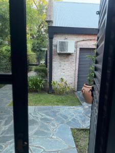 a view of a backyard with a air conditioner on a building at Loft del centro Saladillo in Saladillo