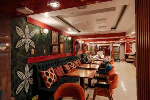 a restaurant with couches and tables and chairs at Avraham Hotels in Machu Picchu
