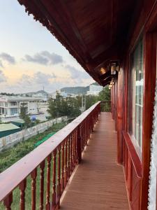 a balcony of a building with a view at Bungalow Hải Yến in Ly Son