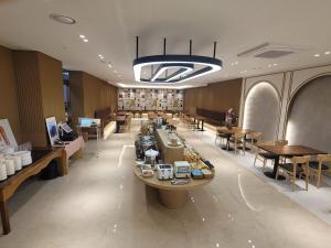 a restaurant with tables and chairs and a chandelier at 케이 코지 하우스 - 스튜디오 in Seoul