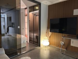 a living room with a television and a bed at 케이 코지 하우스 - 스튜디오 in Seoul