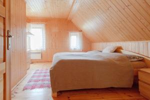 a bedroom with a large bed in a attic at Chalupa u Bruna in Ruprechtice