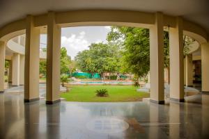 The Chitvan Resort外面的花园