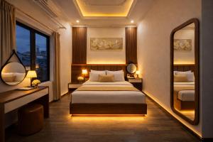 a hotel room with a bed and a mirror at Yen Binh Hotel in Hòa Ðình +12 photos