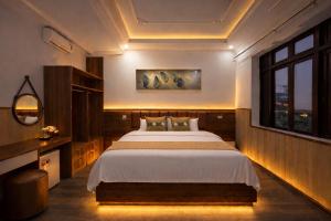 a bedroom with a large bed and a window at Yen Binh Hotel in Hòa Ðình