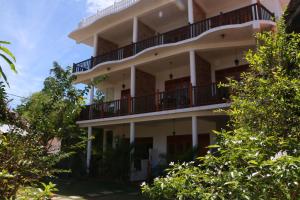 un edificio con balcones en un lateral en Dilara Resort Mirissa en Mirissa