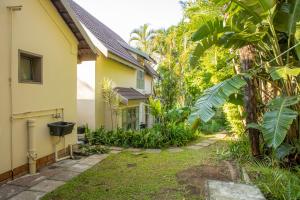 a side view of a house with a yard at Black n Whyt Villa in Kloof