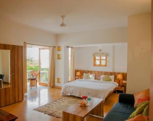 The Chitvan Resort客房内的一张或多张床位