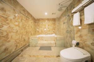 a bathroom with a toilet and a shower and a sink at 茶颜悦舍 in Fenghuang County
