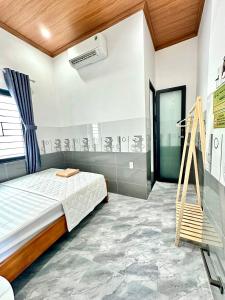 a bedroom with a bed in a room at THUẬN VƯƠNG Homestay in Vĩnh Hy