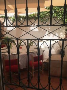 une table et des chaises dans une pièce avec une clôture dans l'établissement Dar Esma, à La Marsa